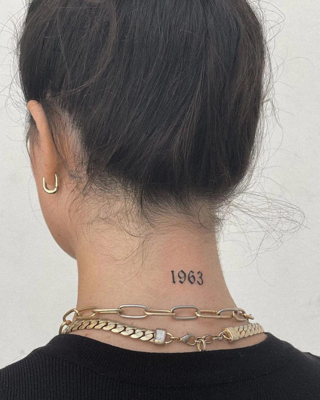 Año 1963 tatuado en la nuca