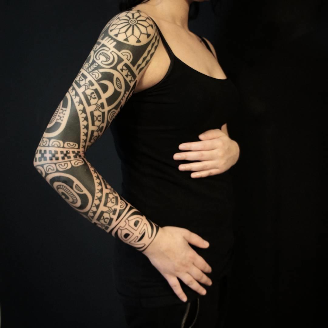 Tatuaje maorí en el brazo