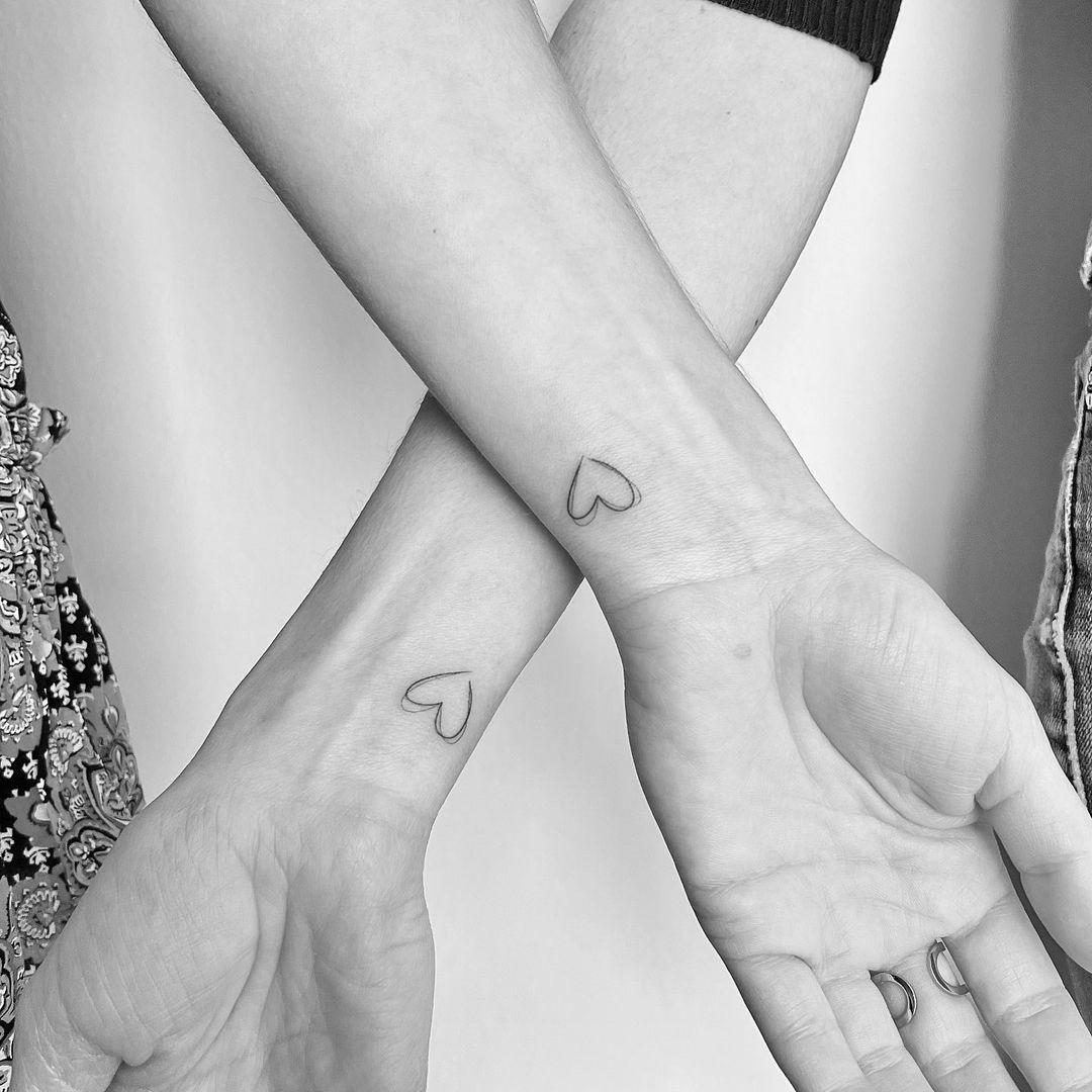 Tatuaje de corazones en la muñeca