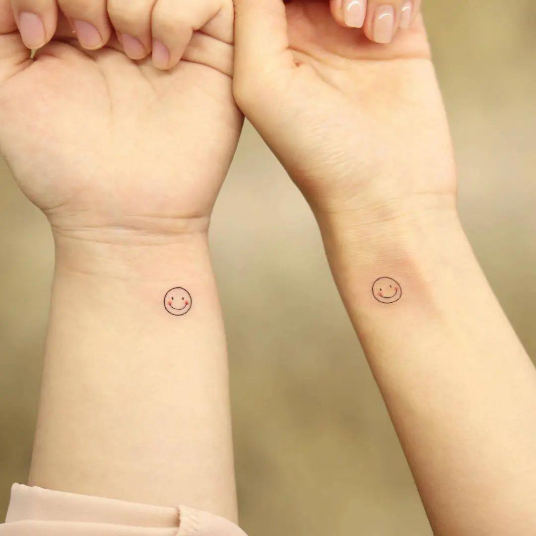 Tattoo de una sonrisa en la muñeca.