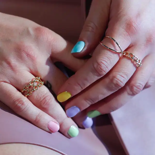 Si siempre te pintas las uñas de blanco en verano y te parecen sosas, estos 10 colores resaltan el bronceado aún más
